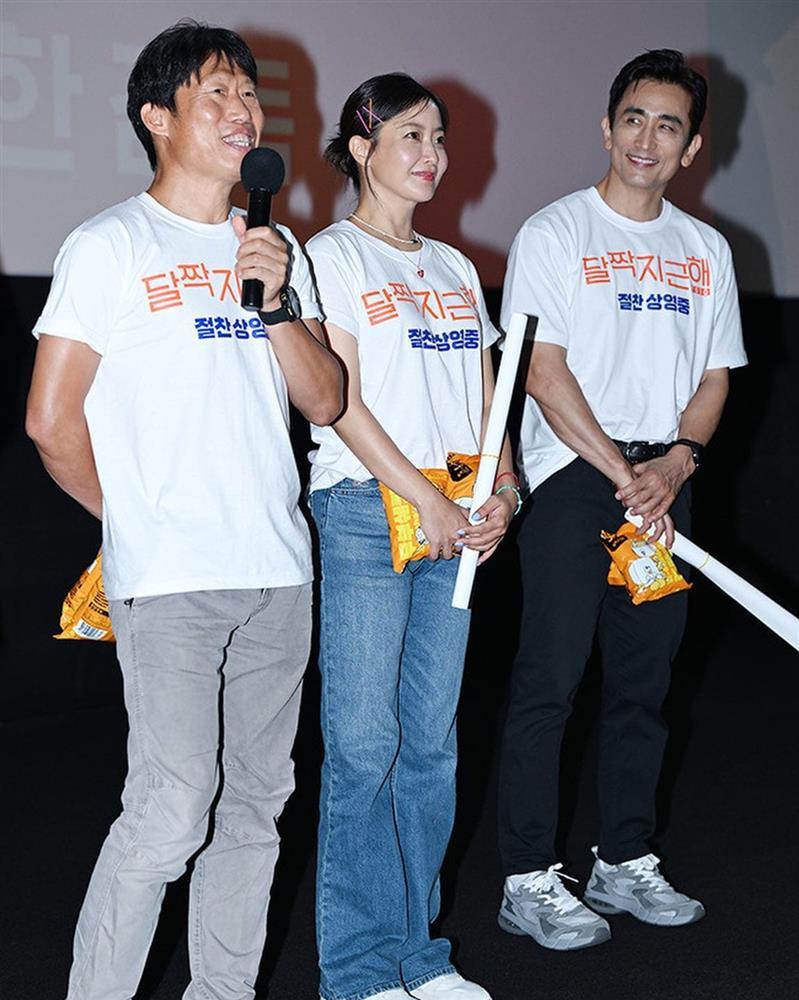 Kim Hee Sun U50 gây sốt với gương mặt căng bóng, nhan sắc trẻ trung-3