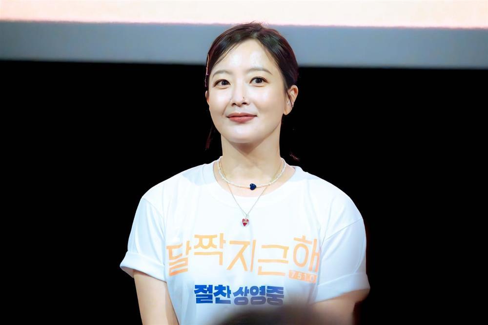 Kim Hee Sun U50 gây sốt với gương mặt căng bóng, nhan sắc trẻ trung-4