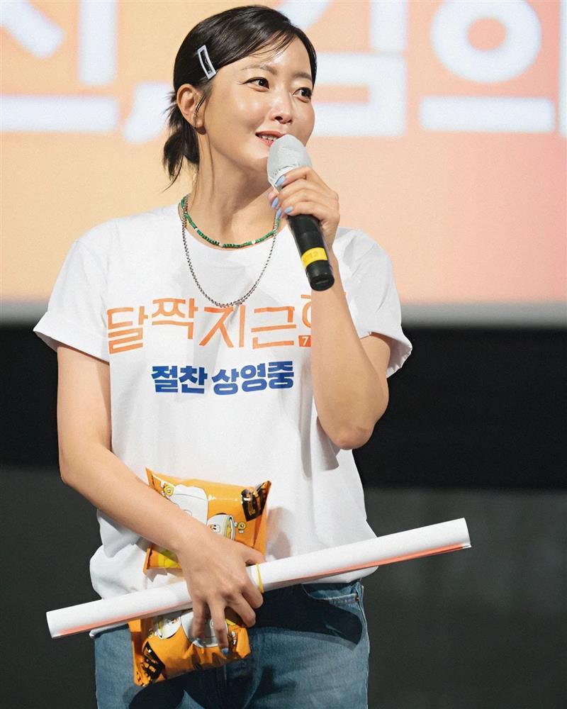Kim Hee Sun U50 gây sốt với gương mặt căng bóng, nhan sắc trẻ trung-5