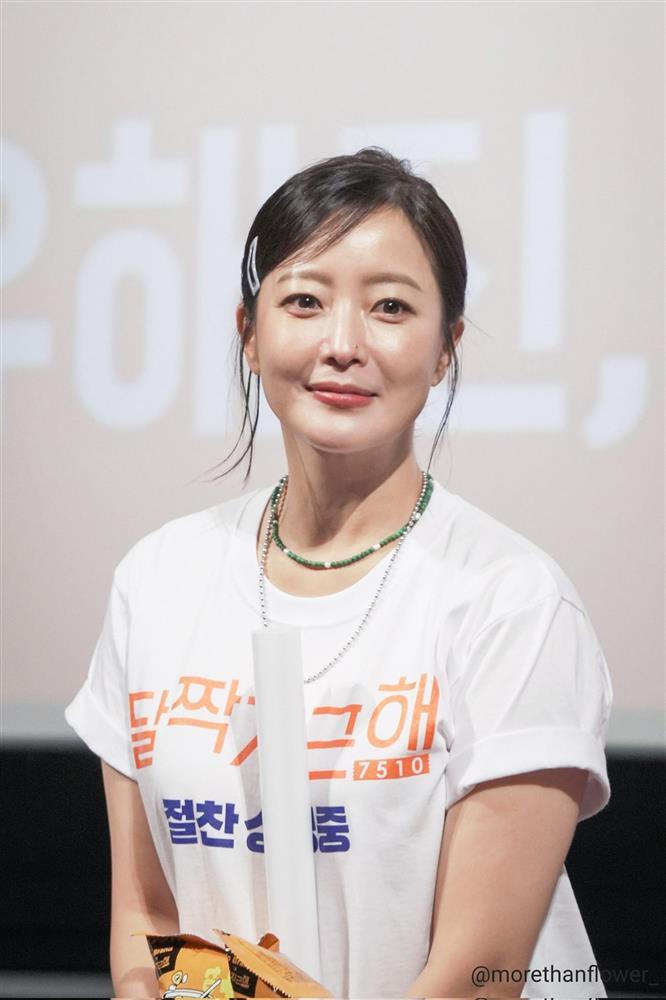 Kim Hee Sun U50 gây sốt với gương mặt căng bóng, nhan sắc trẻ trung-6