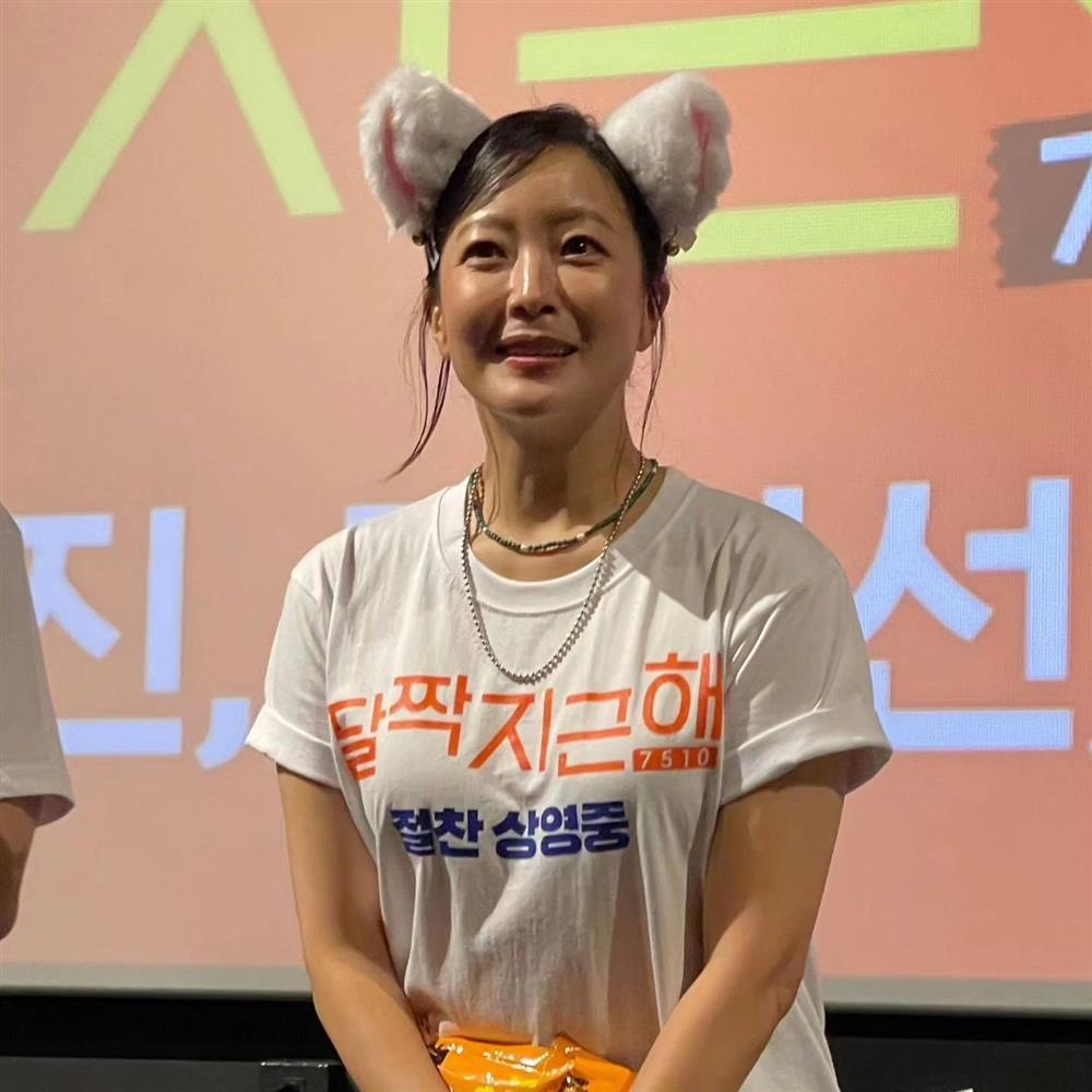 Kim Hee Sun U50 gây sốt với gương mặt căng bóng, nhan sắc trẻ trung-7