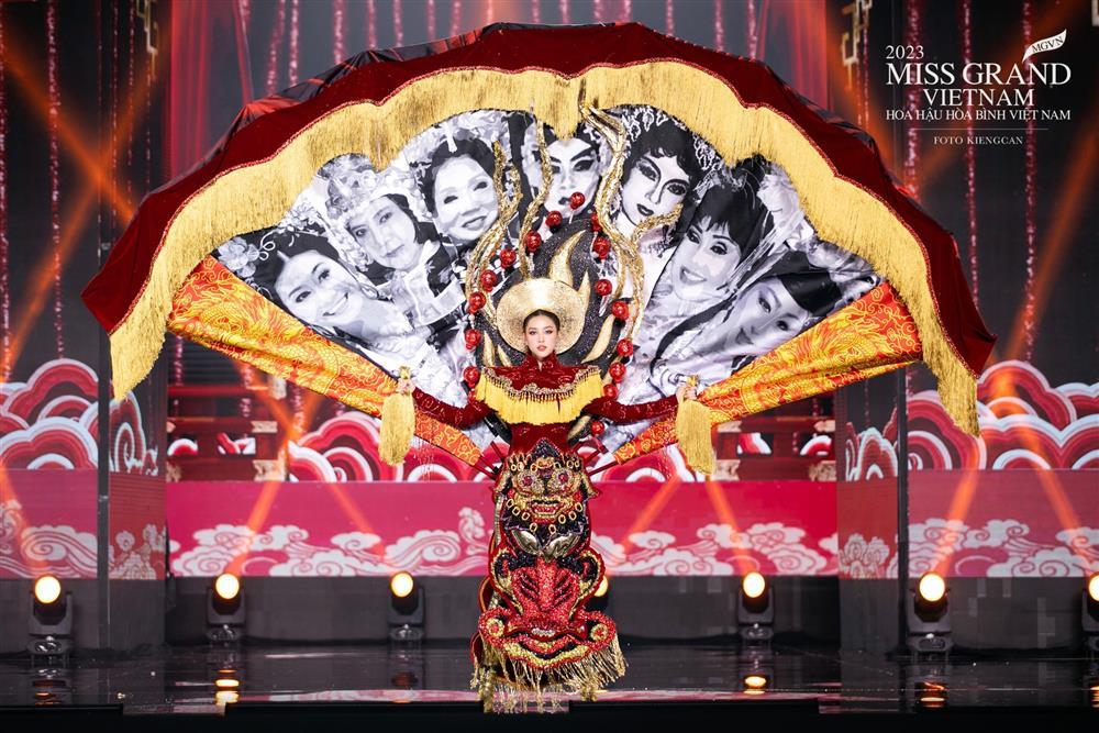 Bộ trang phục dân tộc bị chê giống ban thờ tại Miss Grand Vietnam 2023 nom ra sao?-1