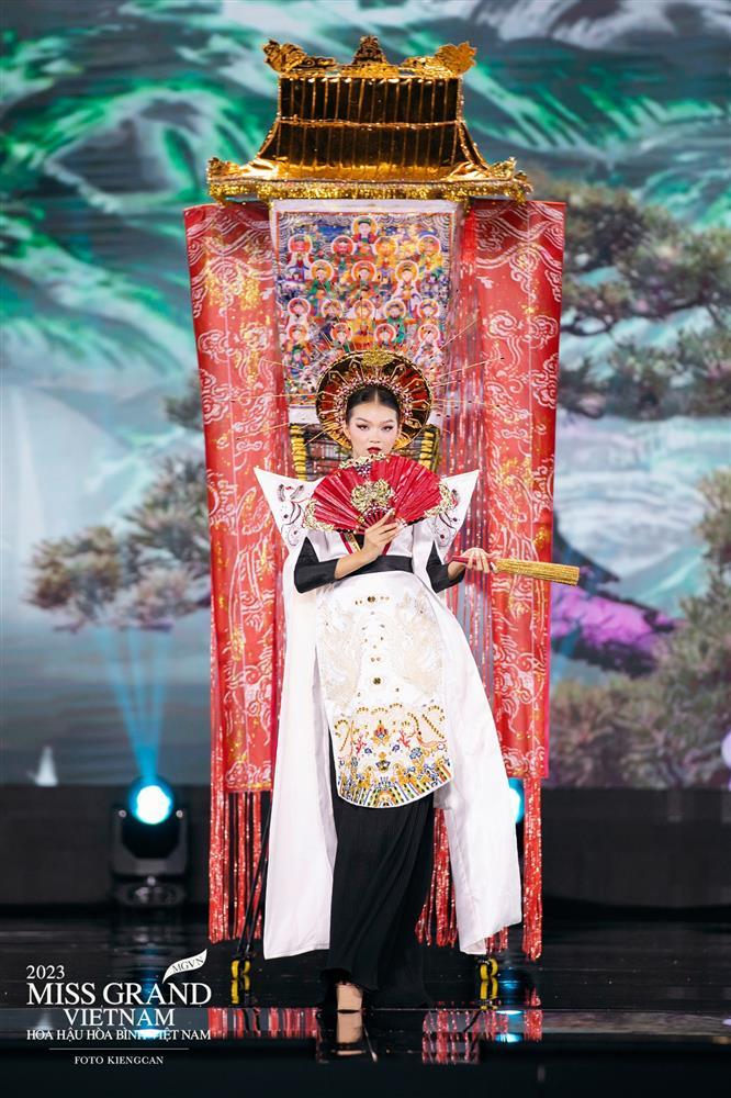 Bộ trang phục dân tộc bị chê giống ban thờ tại Miss Grand Vietnam 2023 nom ra sao?-8