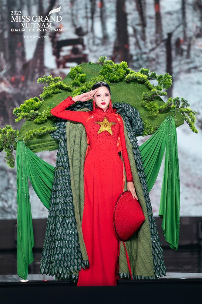 Bộ trang phục dân tộc bị chê giống ban thờ tại Miss Grand Vietnam 2023 nom ra sao?-5