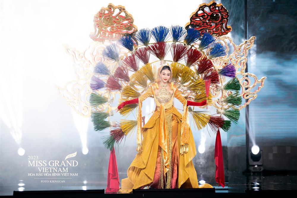 Bộ trang phục dân tộc bị chê giống ban thờ tại Miss Grand Vietnam 2023 nom ra sao?-7
