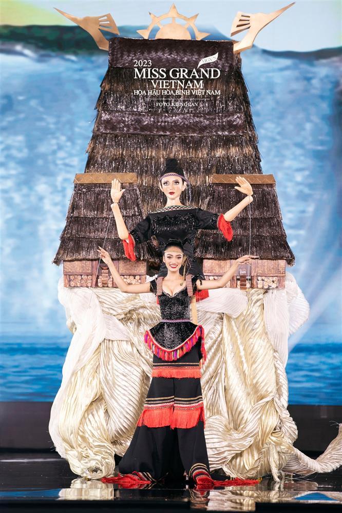 Bộ trang phục dân tộc bị chê giống ban thờ tại Miss Grand Vietnam 2023 nom ra sao?-9