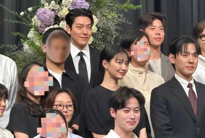 Shin Min Ah cùng Kim Woo Bin dự hôn lễ quản lý, bất ngờ hội ngộ Kim Seon Ho sau 2 năm-2