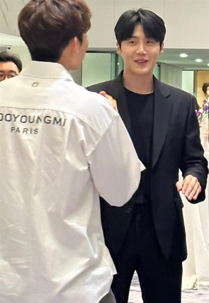 Shin Min Ah cùng Kim Woo Bin dự hôn lễ quản lý, bất ngờ hội ngộ Kim Seon Ho sau 2 năm-4