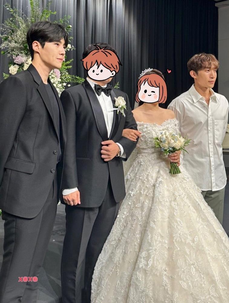 Shin Min Ah cùng Kim Woo Bin dự hôn lễ quản lý, bất ngờ hội ngộ Kim Seon Ho sau 2 năm-5