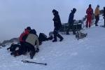 Bị nhốt trên cáp treo trong chuyến đi săn tuyết, du khách sợ đến già-2