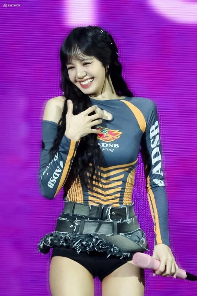Lisa (BlackPink) tiếp tục bị chỉ trích phản cảm vì váy quá ngắn-3