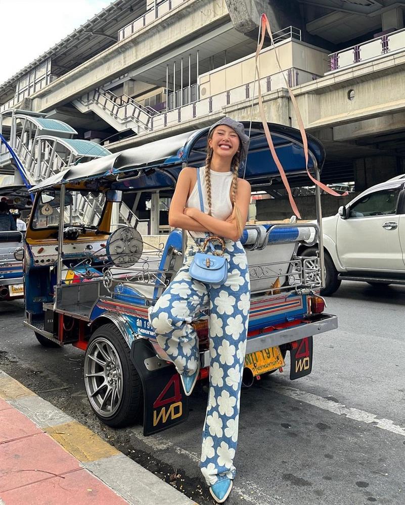 Mỹ nhân Việt cứ đi du lịch là thích diện đồ xanh trắng-4