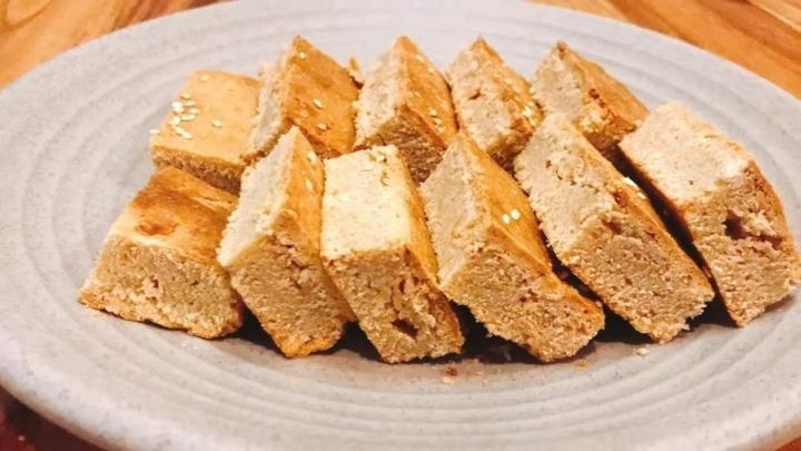 Có một thức quà vặt được ví như viên gạch, mang đậm ký ức thời xưa-1