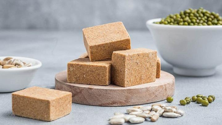 Có một thức quà vặt được ví như viên gạch, mang đậm ký ức thời xưa-3