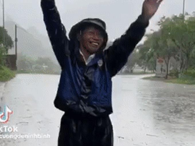 Ông chú hàng dê Ninh Bình vẫy xe như quẩy, khách đi qua không vào cũng khó-1