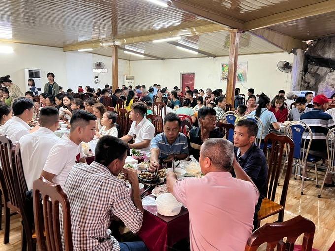 Ông chú hàng dê Ninh Bình vẫy xe như quẩy, khách đi qua không vào cũng khó-3