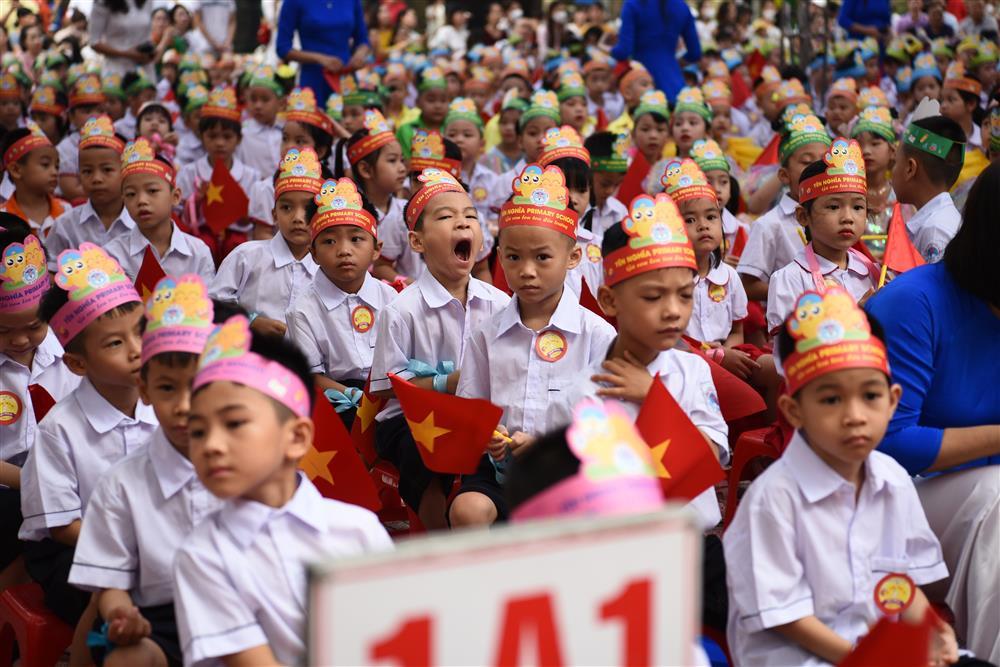 Muôn cảm xúc ngày đầu lớp 1 tựu trường, em vui vẻ, em khóc nức nở trước cửa lớp-1