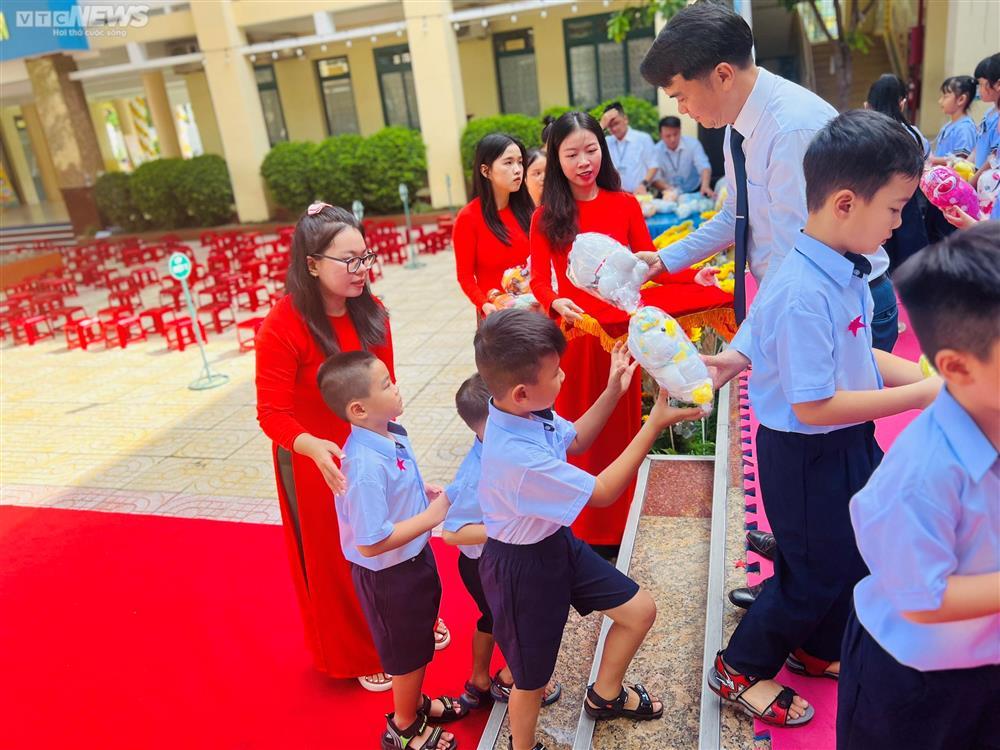 Muôn cảm xúc ngày đầu lớp 1 tựu trường, em vui vẻ, em khóc nức nở trước cửa lớp-12