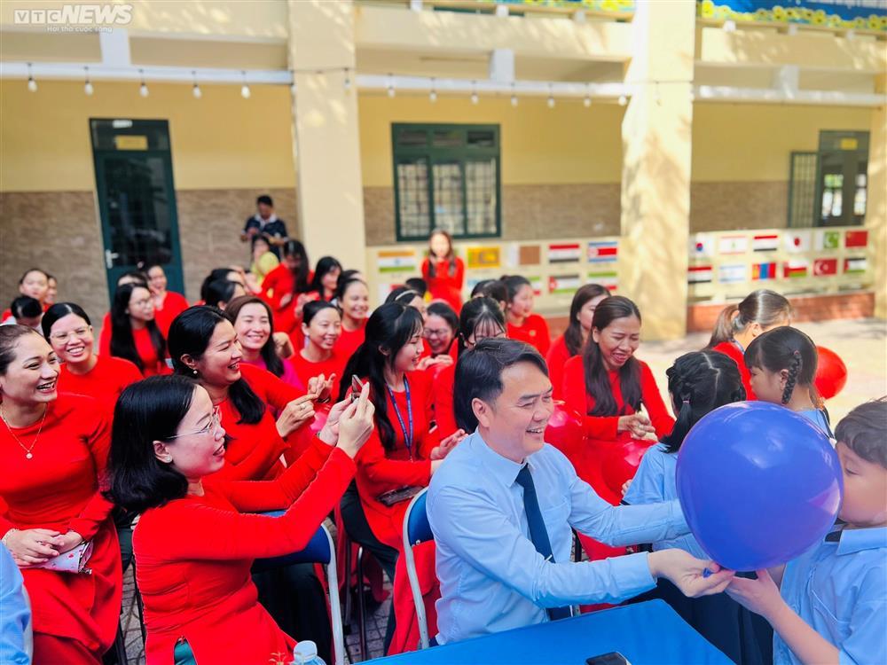 Muôn cảm xúc ngày đầu lớp 1 tựu trường, em vui vẻ, em khóc nức nở trước cửa lớp-14