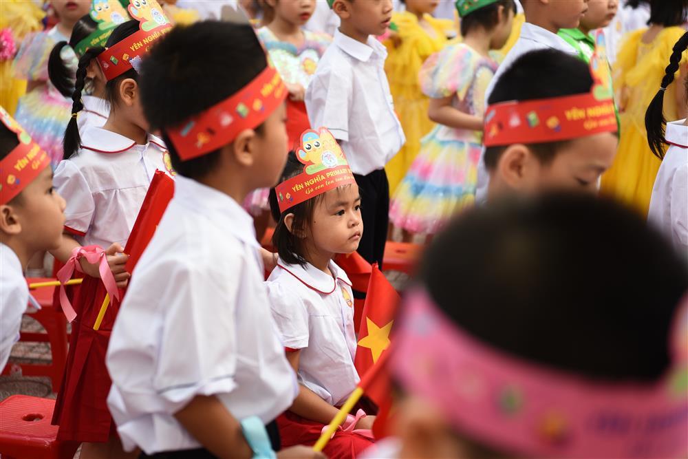 Muôn cảm xúc ngày đầu lớp 1 tựu trường, em vui vẻ, em khóc nức nở trước cửa lớp-3