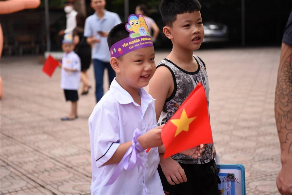 Muôn cảm xúc ngày đầu lớp 1 tựu trường, em vui vẻ, em khóc nức nở trước cửa lớp-4