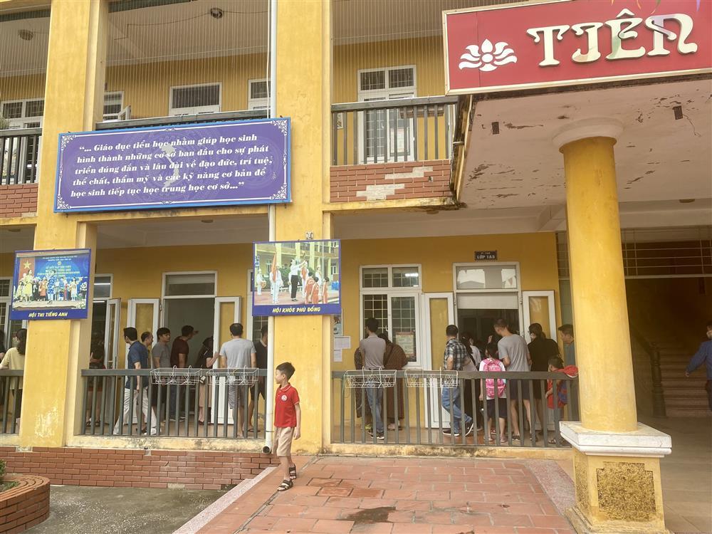 Muôn cảm xúc ngày đầu lớp 1 tựu trường, em vui vẻ, em khóc nức nở trước cửa lớp-7