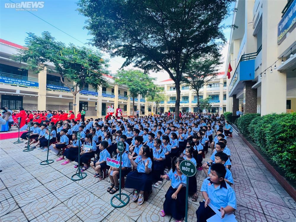 Muôn cảm xúc ngày đầu lớp 1 tựu trường, em vui vẻ, em khóc nức nở trước cửa lớp-8