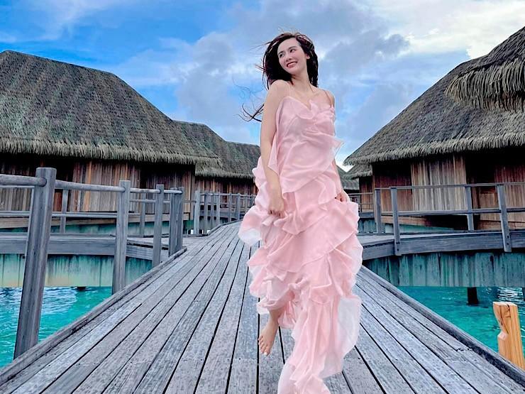 Mặc váy không phòng hộ đi biển: Cao Thái Hà áp đảo dàn mỹ nhân vũ trụ VTV-14