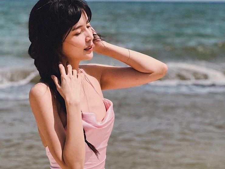 Cao Thái Hà mặc váy không phòng hộ  đi biển áp đảo dàn mỹ nhân vũ trụ VTV
