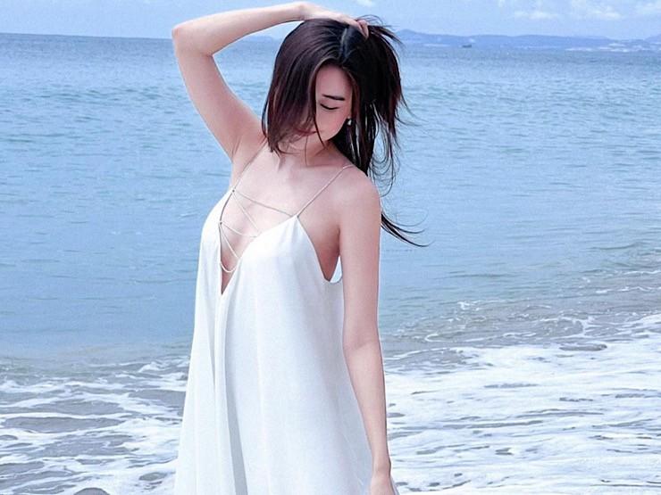 Mặc váy không phòng hộ đi biển: Cao Thái Hà áp đảo dàn mỹ nhân vũ trụ VTV-10