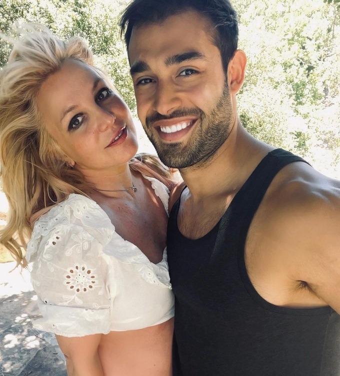 Britney tổ chức tiệc ly hôn: Bán khỏa thân và để nam giới hôn chân-4