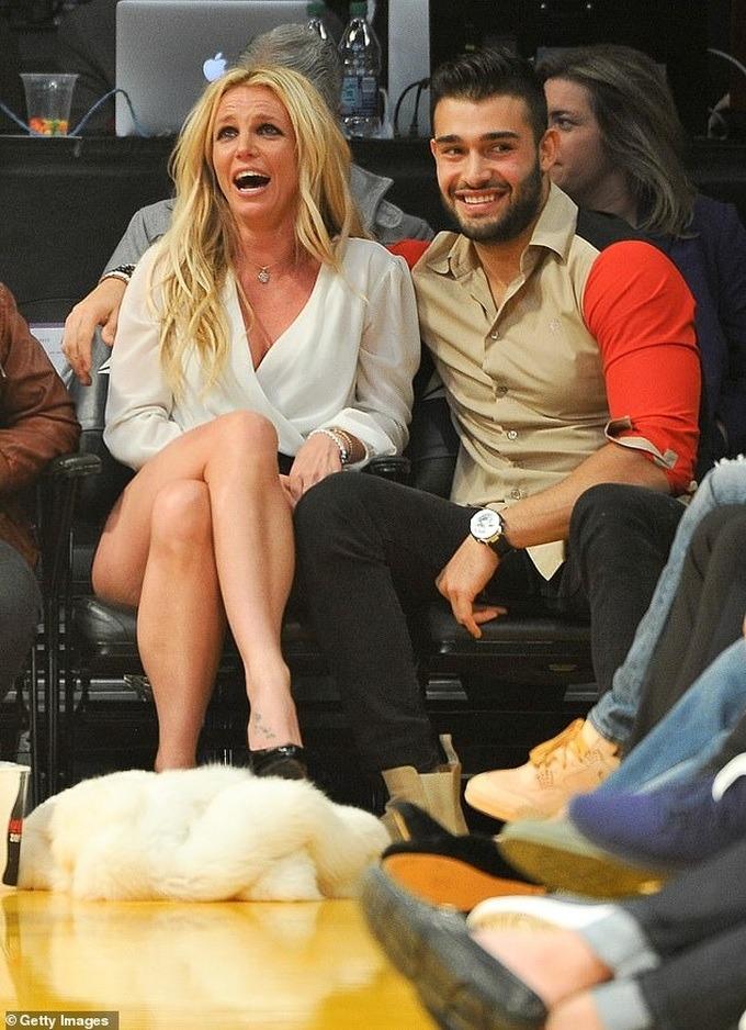 Britney tổ chức tiệc ly hôn: Bán khỏa thân và để nam giới hôn chân-5