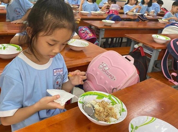 Vụ côn trùng trong bữa sáng trường tư: Đuổi việc nhân viên trực khu đồ ăn-1