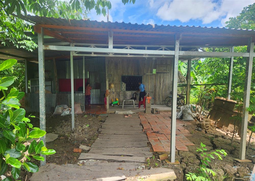 Công an An Giang truy tìm đối tượng nghi siết cổ con gái riêng của vợ-1