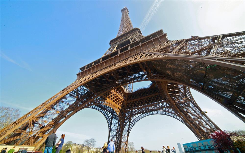 Du khách nhảy dù từ đỉnh tháp Eiffel đối mặt án hình sự-1