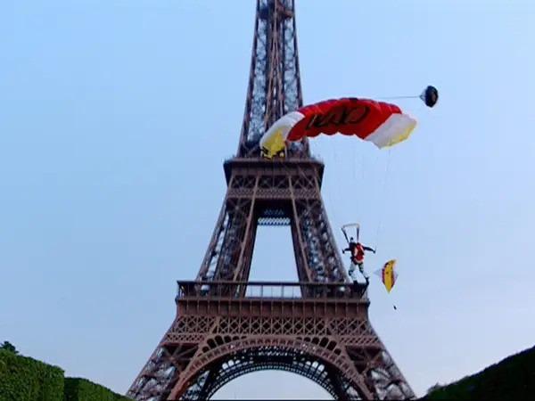 Du khách nhảy dù từ đỉnh tháp Eiffel đối mặt án hình sự-2