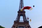 Du khách nhảy dù từ đỉnh tháp Eiffel đối mặt án hình sự