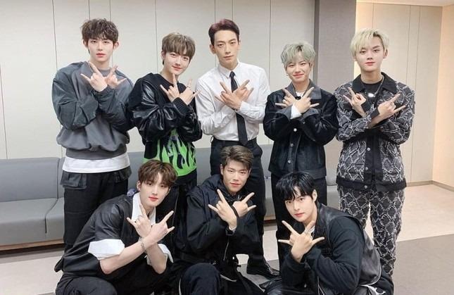 Khán giả ngừng cổ vũ và tắt lightstick trong tiết mục của Bi Rain-1