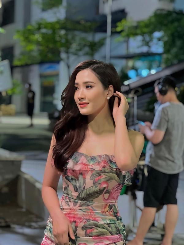 Ảnh đời thường gợi cảm của tiểu tam phim Làng Trong Phố-8