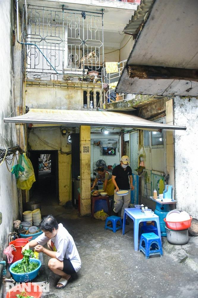 Bún, phở Hà Nội núp ngõ hẹp, chân cầu thang, khách vẫn nườm nượp-2