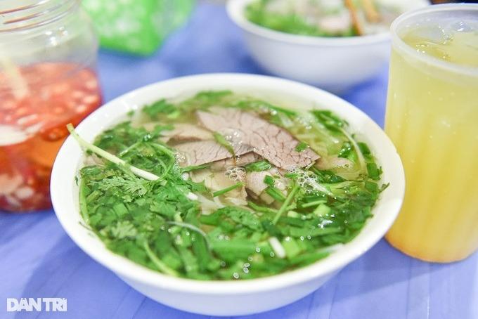 Bún, phở Hà Nội núp ngõ hẹp, chân cầu thang, khách vẫn nườm nượp-11