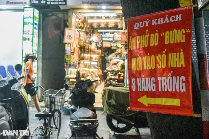 Bún, phở Hà Nội núp ngõ hẹp, chân cầu thang, khách vẫn nườm nượp-9