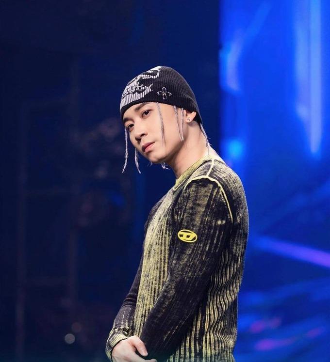 Bóc đồ Karik tại Rap Việt: Diện hàng hiệu có thiết kế độc đáo, giá đắt đỏ-5