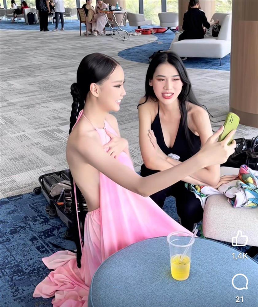 Hoa hậu Bảo Ngọc mặc yếm mỏng manh, dùng tay giữ để không rơi vào tình huống khó xử-3