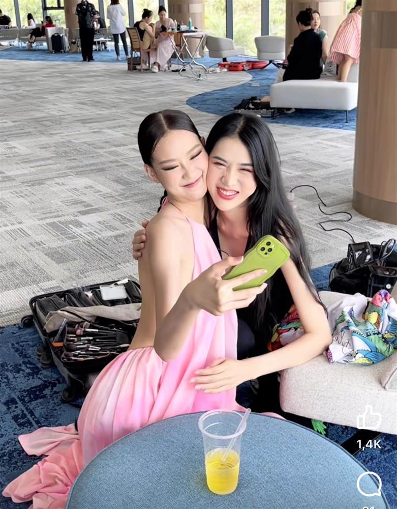 Hoa hậu Bảo Ngọc mặc yếm mỏng manh, dùng tay giữ để không rơi vào tình huống khó xử-4