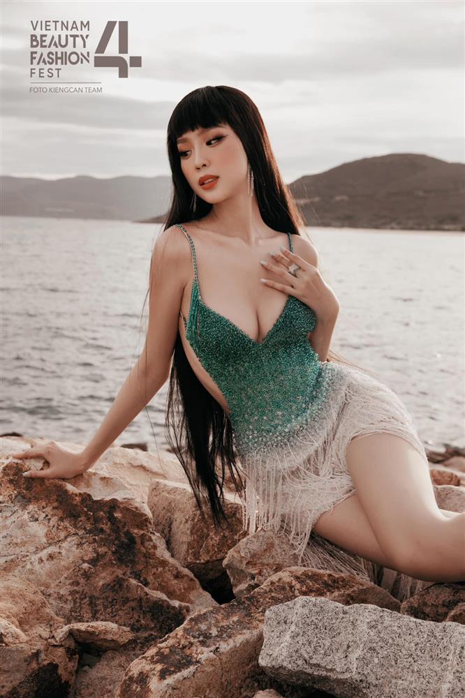 Hoa hậu Bảo Ngọc mặc yếm mỏng manh, dùng tay giữ để không rơi vào tình huống khó xử-5