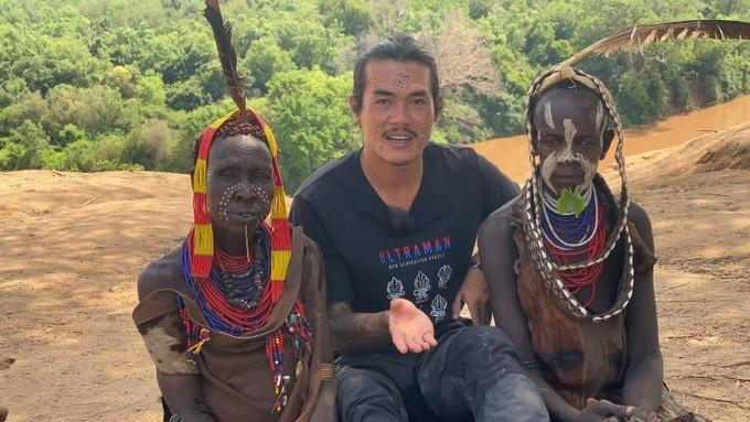 Khách Việt đến thăm bộ lạc sống như thời nguyên thủy: Cả đời không tắm gội-1