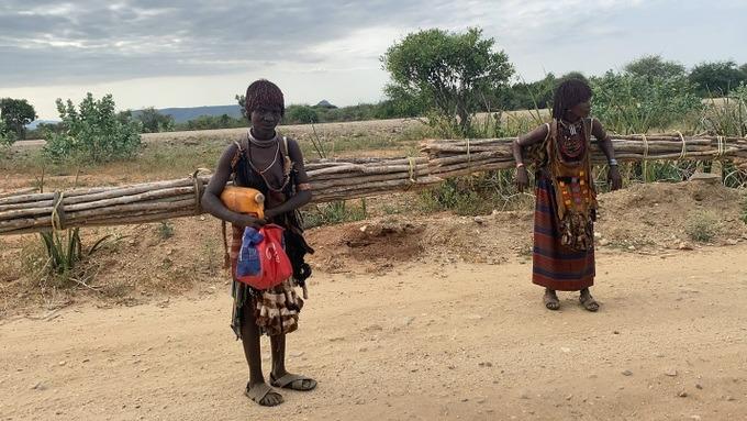 Khách Việt đến thăm bộ lạc sống như thời nguyên thủy: Cả đời không tắm gội-3