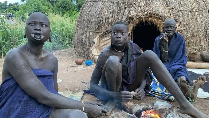 Khách Việt đến thăm bộ lạc sống như thời nguyên thủy: Cả đời không tắm gội-8