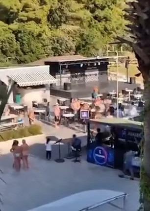 Nhân viên khách sạn dùng ghế đập vào đầu du khách trong vụ ẩu đả tập thể-1